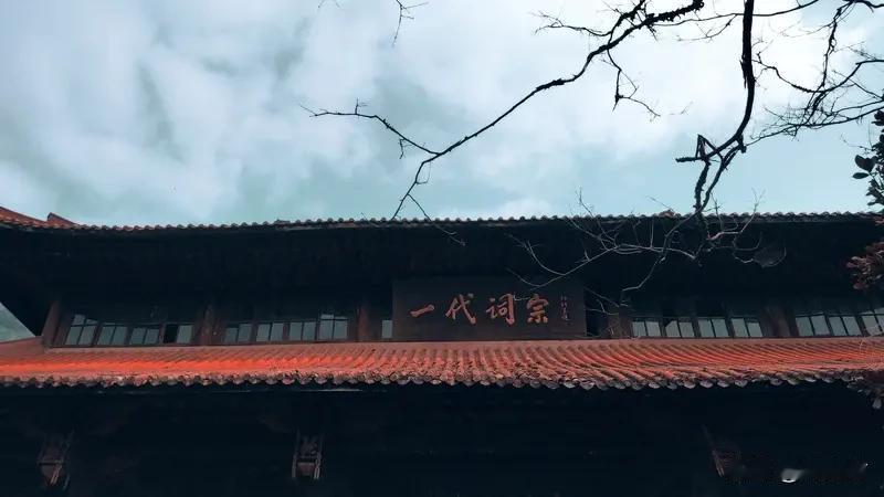 瞧见“千里青山万重水”对“一蓑烟雨百代秋”，这对联对得可太妙啦！上联里的“千里”