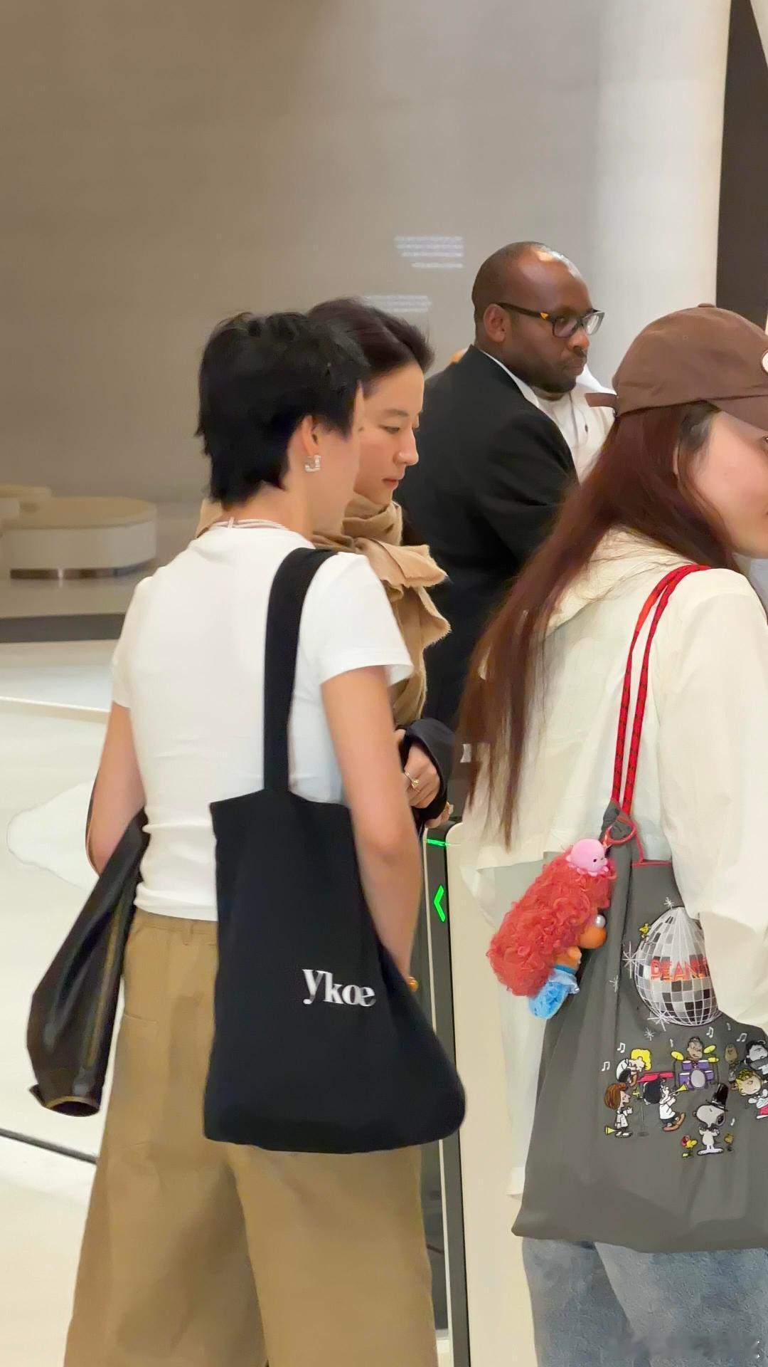 刘亦菲素颜逛阿布扎比博物馆阿布扎比博物馆这波血赚！有刘亦菲素颜打卡，直接成顶流景