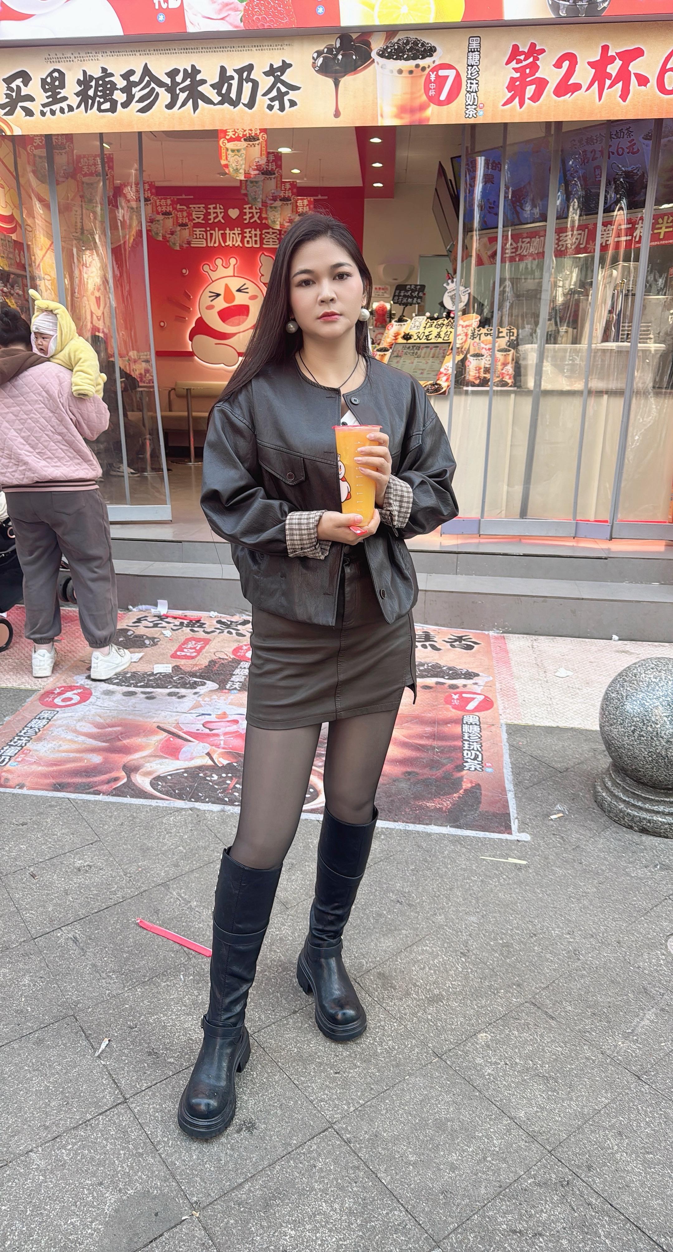 步行街喝奶茶