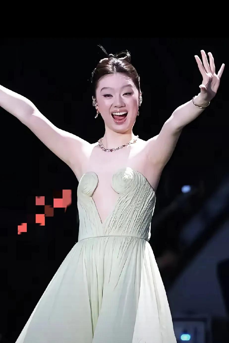 不是我说，
李健的话你是一个字没听啊！
这衣服谁穿谁尴尬呐，
不仅有走光的风险，