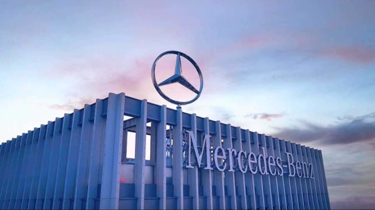 梅赛德斯-奔驰 4月9日消息，梅赛德斯-奔驰再次遭遇销量下滑，今年第一季度集团销