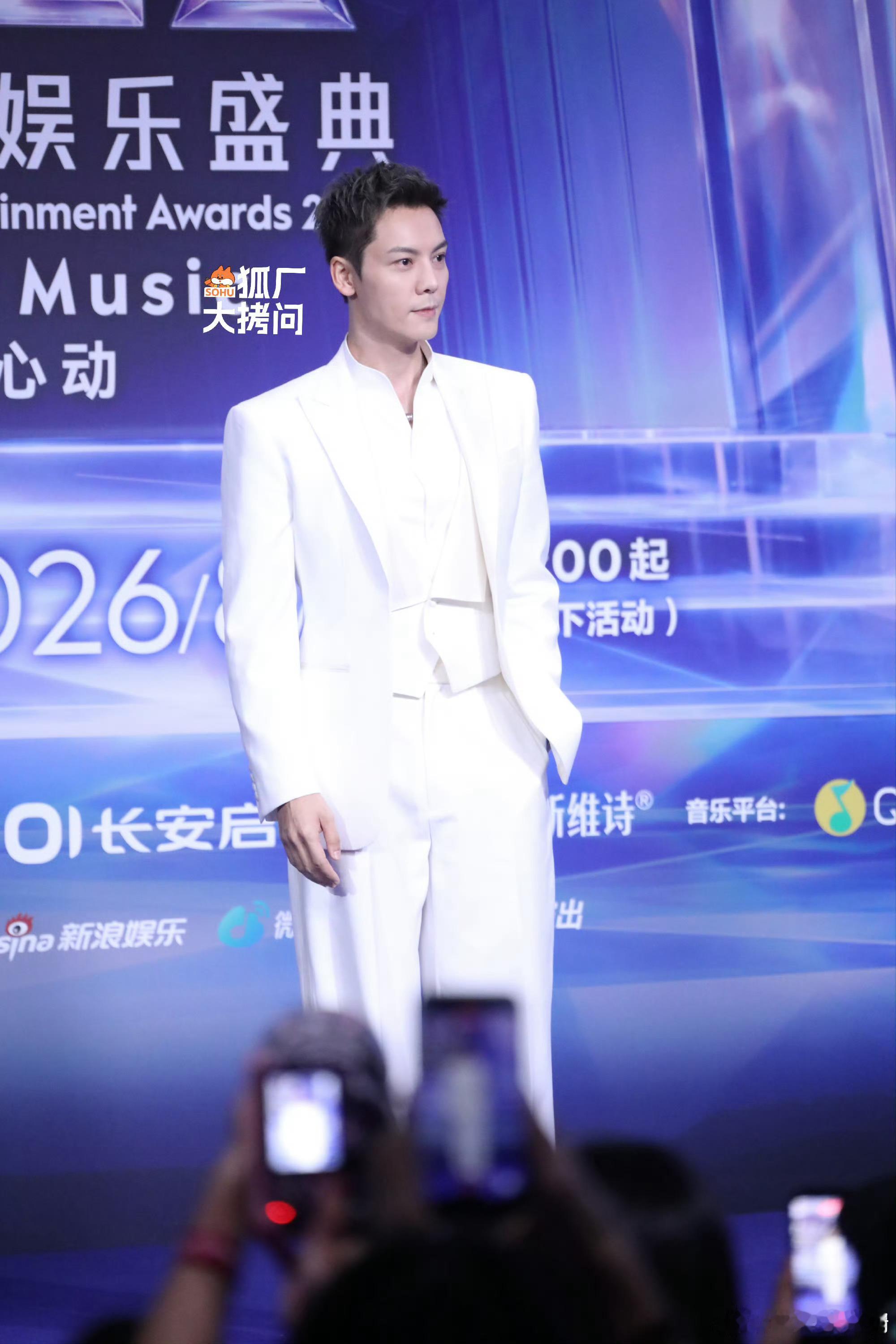 陈伟霆全白西装look  港男真卷，这是40岁的陈伟霆，这紧致的皮肤