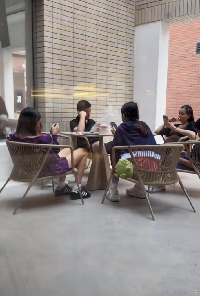 【理想CEO李想或将迎来第六个孩子】李想妻子挺孕肚现身阿那亚8月3日消息，近期有