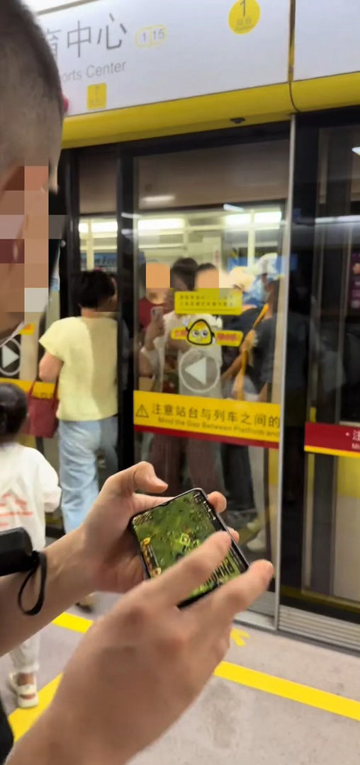 广州地铁挤门事件不少乘客未能下车广州地铁目击者称车门关得比平常快热点解读 这起事