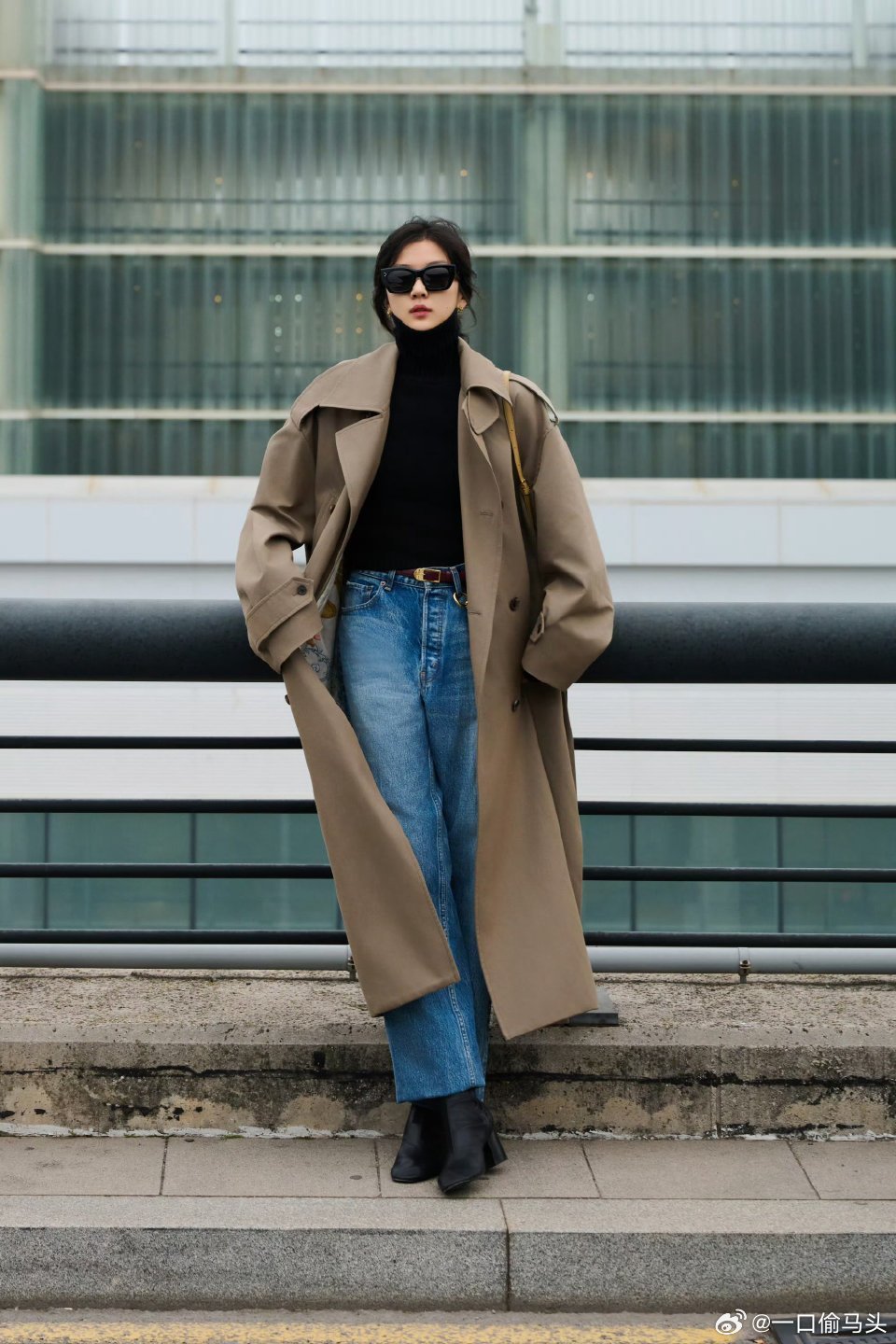 巴黎偶遇孙千巴黎偶遇孙千，本人又瘦又精致，素颜都扛住原相机，还超宠粉比耶拍照，时