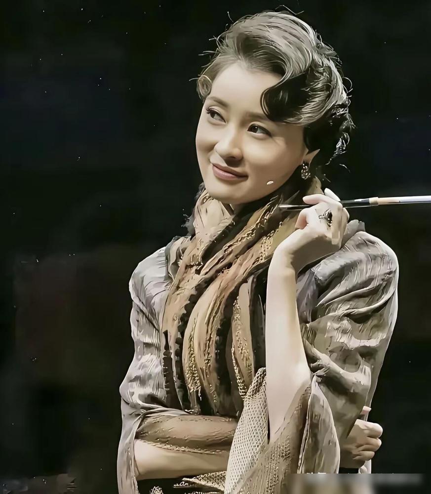 太狠了，上海红毯吴越一身全包黑裙碾压全场。其他女星挤破头露肤、穿戴百万高定珠宝抢