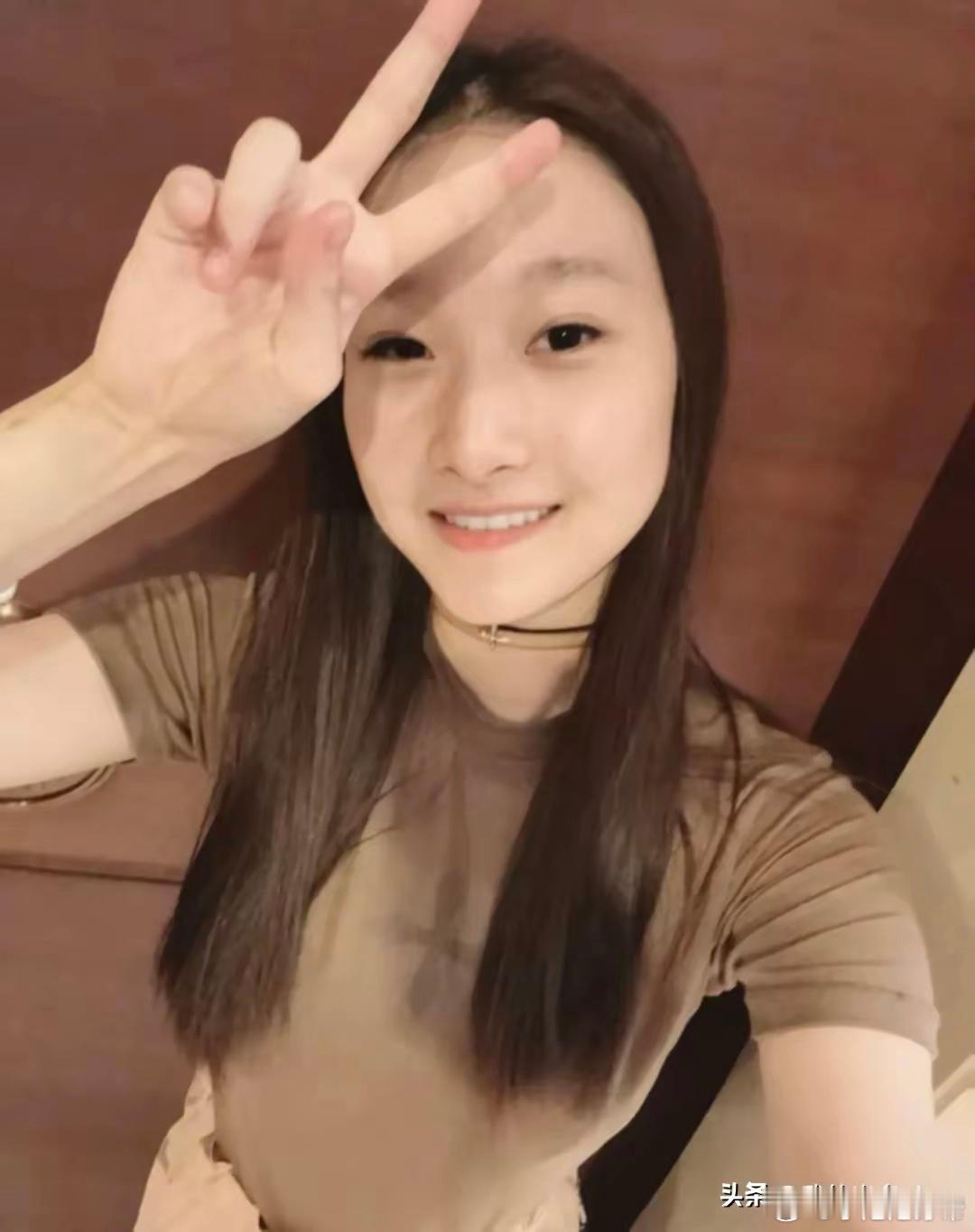 马伊琍女儿吃绿豆冰棍遛弯，16岁文君竹越长越清秀，和妈妈一样瘦！！！ ​​​