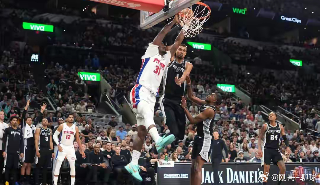 38分16板5帽4记三分！文班亚马创NBA历史首人纪录，马刺强势展露冠军相活塞v