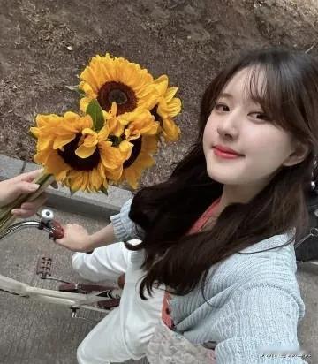 明星为什么容易忧郁，因为明星在粉丝面前得一直是好的一面，不论有多难过的事摄像机一