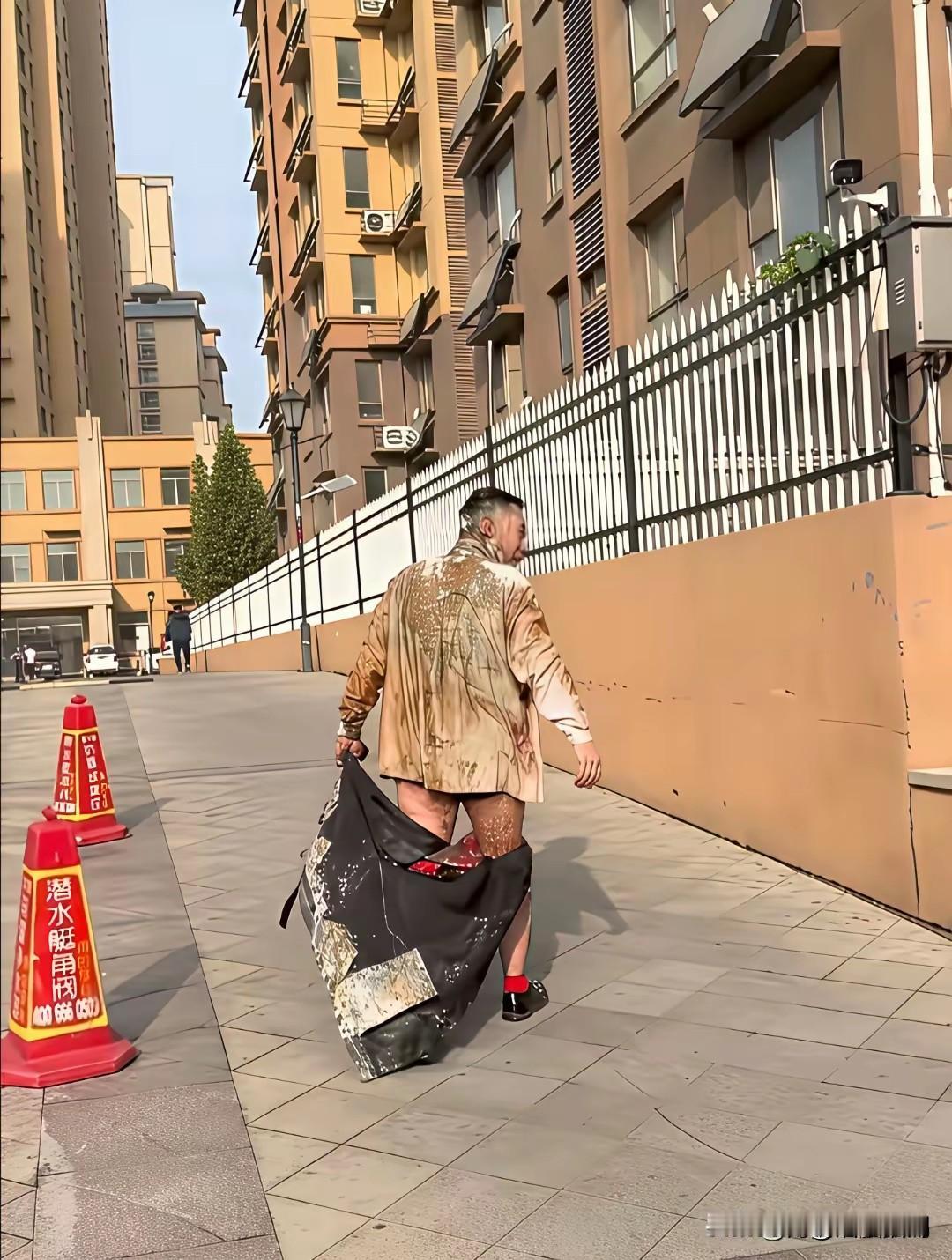 这种不文明行为应该杜绝。
在网上看到这样的一张照片，从背后看以为是要饭的流浪汉，