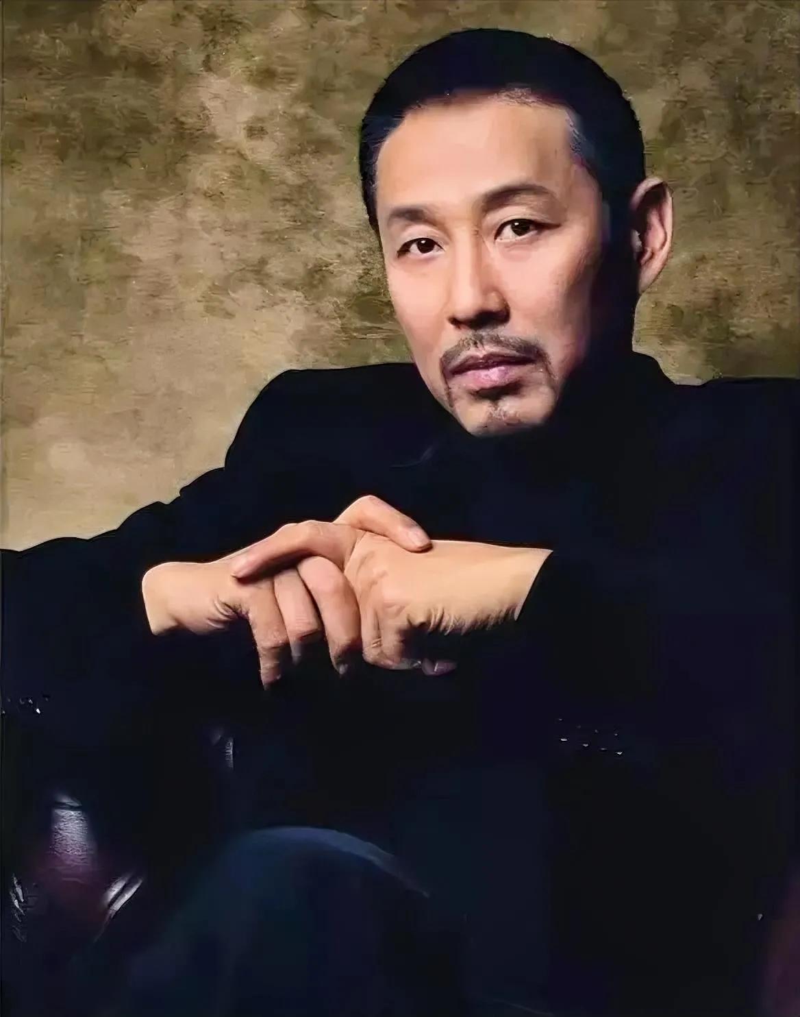 陈道明说：“当婚姻里不再有生理需求，朝夕相处的两个人成了搭伙过日子，守着婚姻的空