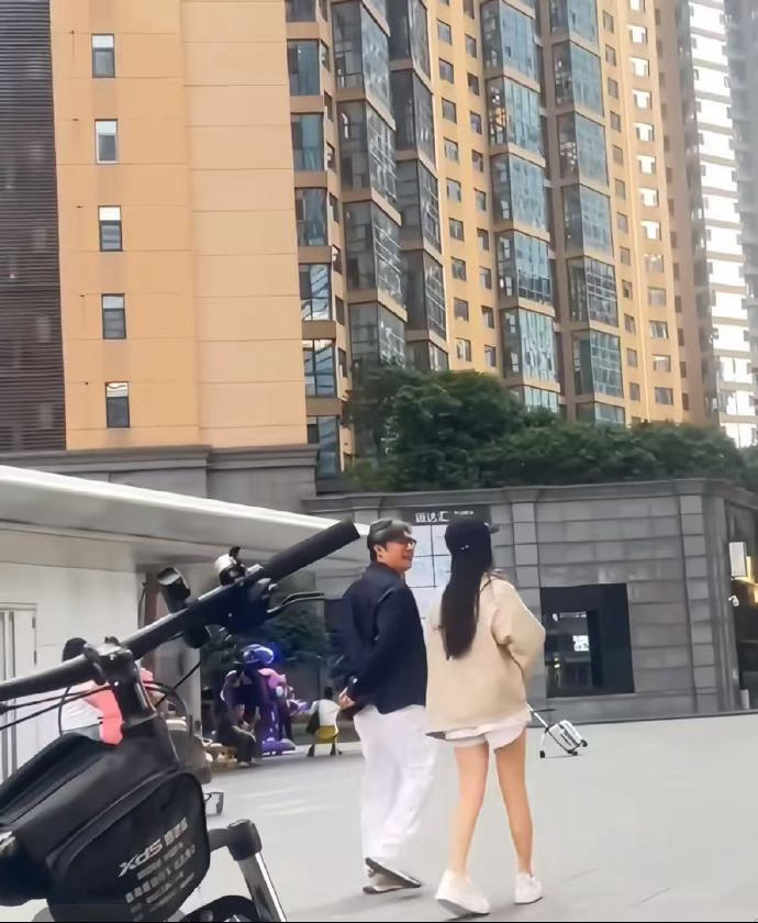李湘一家三口全瘦了 这一家子是约好了一起内卷身材吗哈哈。 