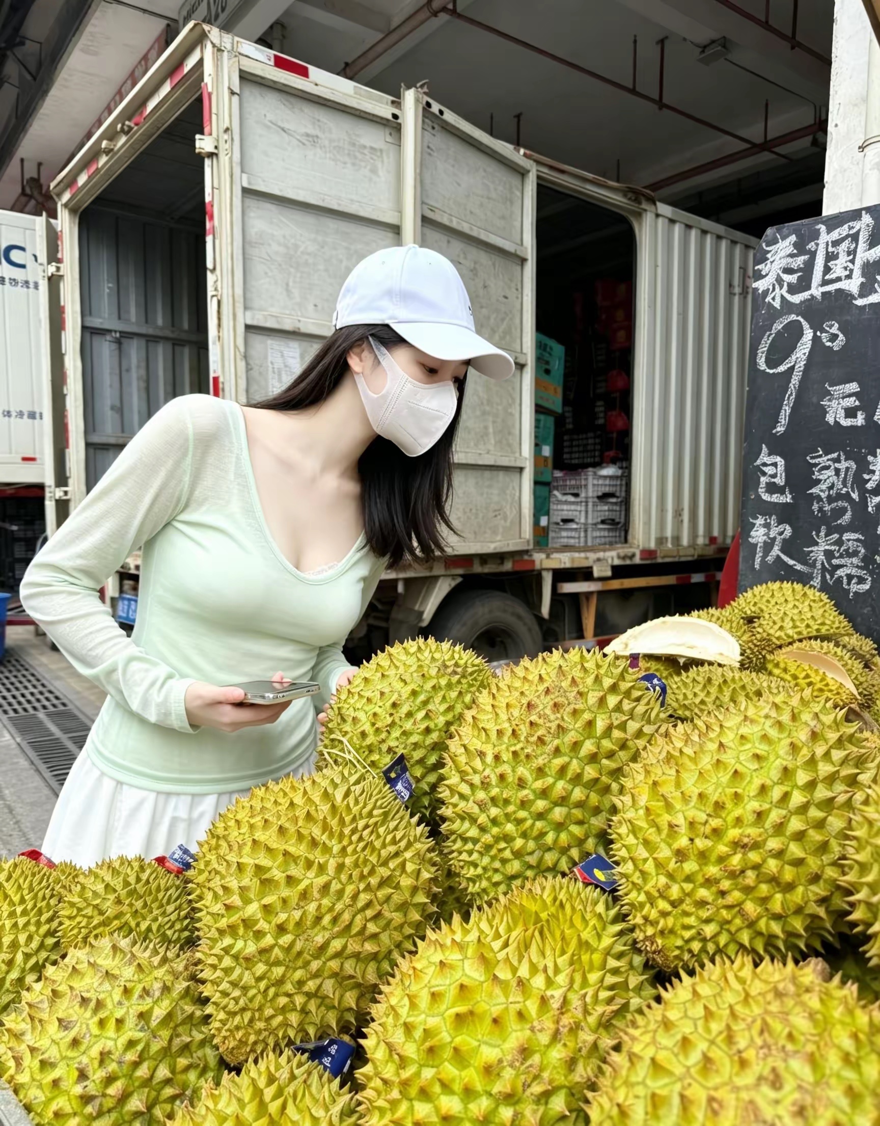 你们发现没，今年的榴莲真的好便宜啊，我这边最便宜卖到9块8一斤了，真的是我这辈子