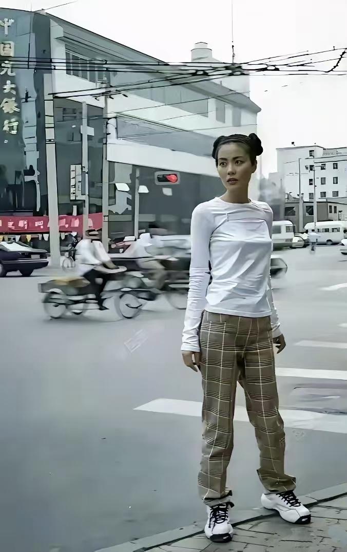 这是1997年，28岁的王菲在北京街头拍摄的照片，当时的王菲走在了时尚的前沿，头