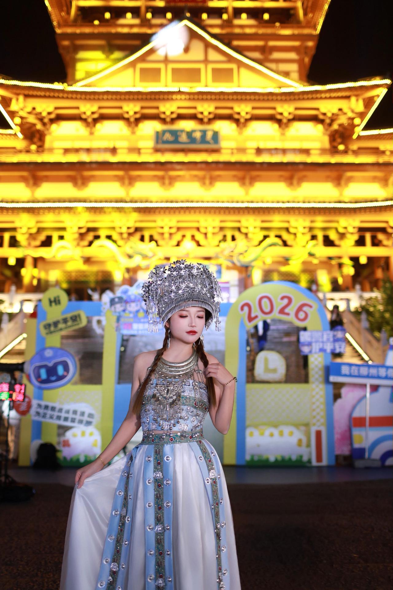 偶遇古镇，随拍两张。总要穿一次少数民族服饰 原来穿上古装也可以这么美 民族舞蹈舞