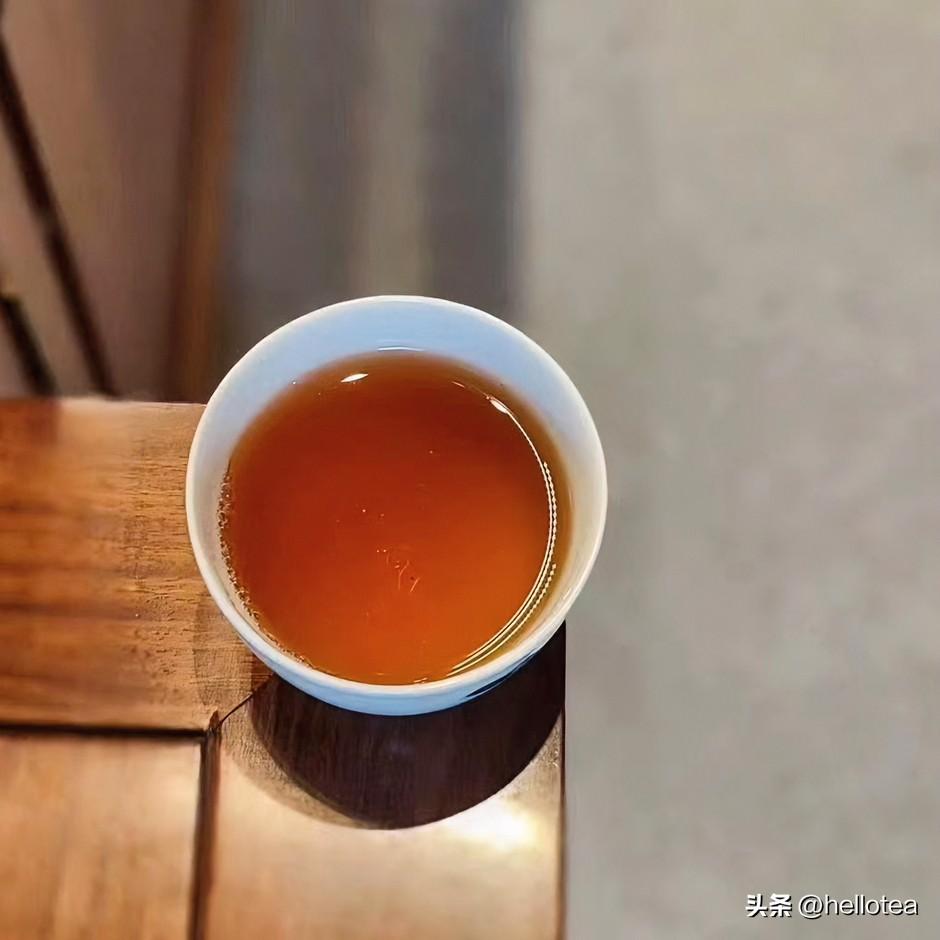 七言律诗《茶中禅》
沸汤初注叶翩跹，青瓷静映水云烟。
喧嚣终作林泉客，浓淡皆藏大