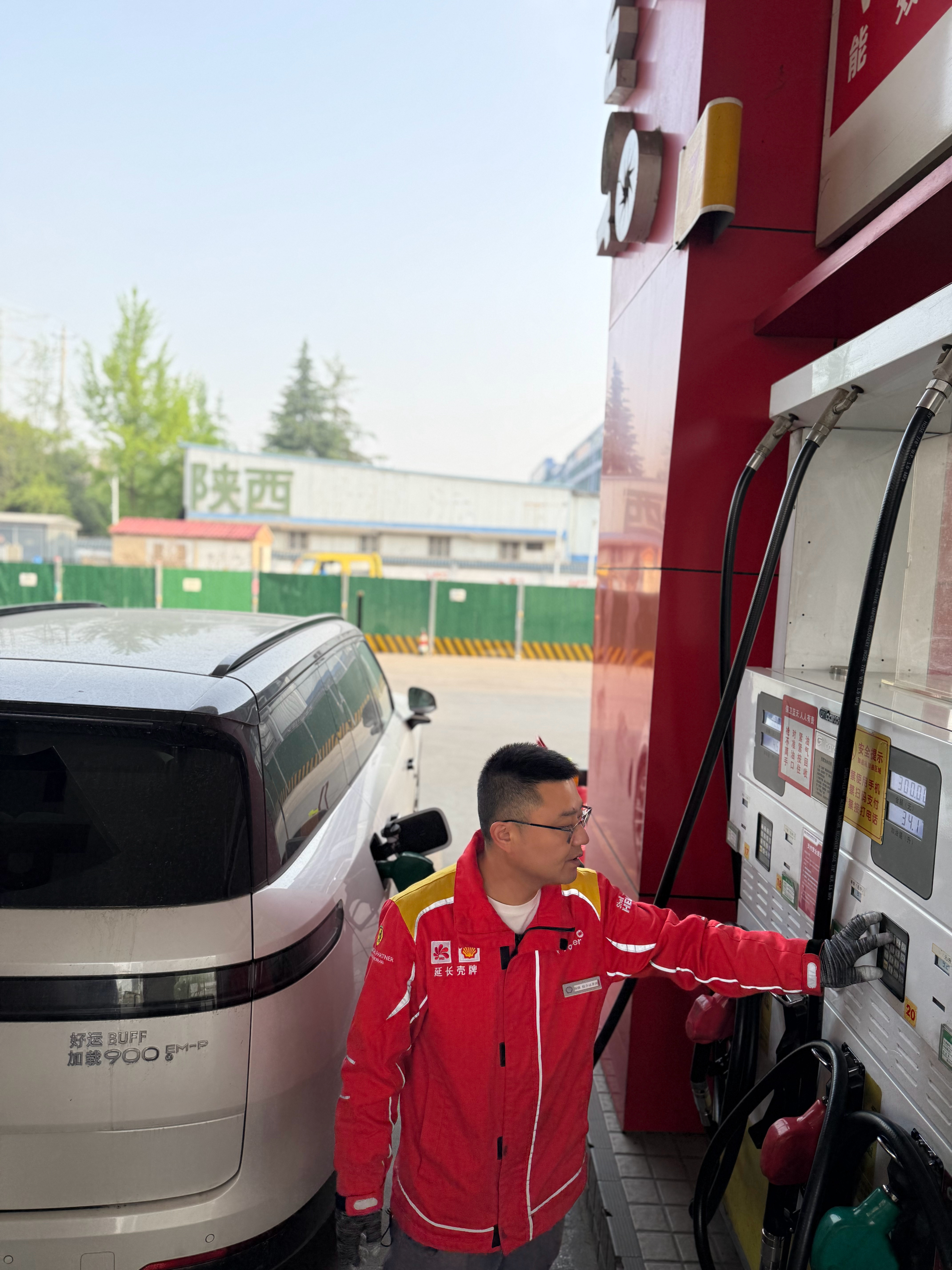 来给我的领克900加油了汇报一下今天的油价95号是 9.27元/升92号是 8.