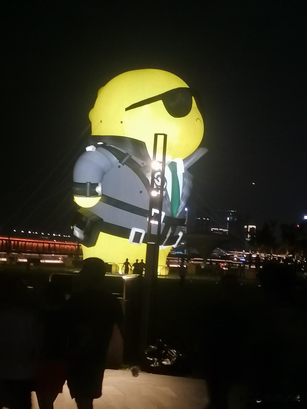 知道这个巨型卡通人物造型在哪吗？它是标志性城市形象工程，坐标前海。