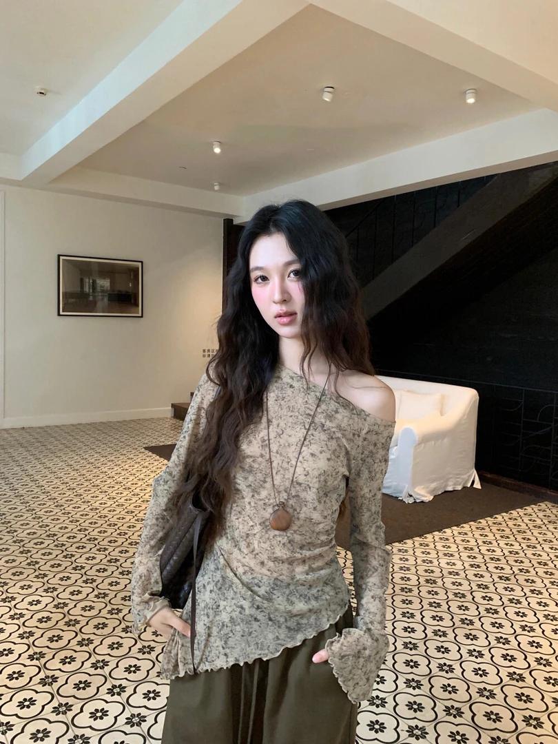 30岁的女人还很年轻，在穿衣打扮上不要那么老气，要像这个美女这样穿，显年轻又时髦