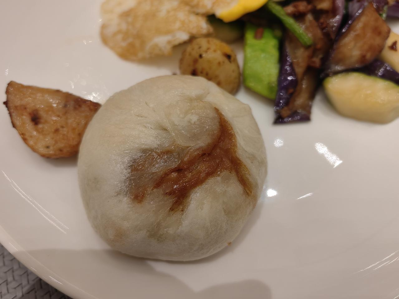 海宁盐官的酒店早餐。黑猪肉馅馒头，豆腐花，碱水面。
​黑猪肉馅馒头的面，发酵比常