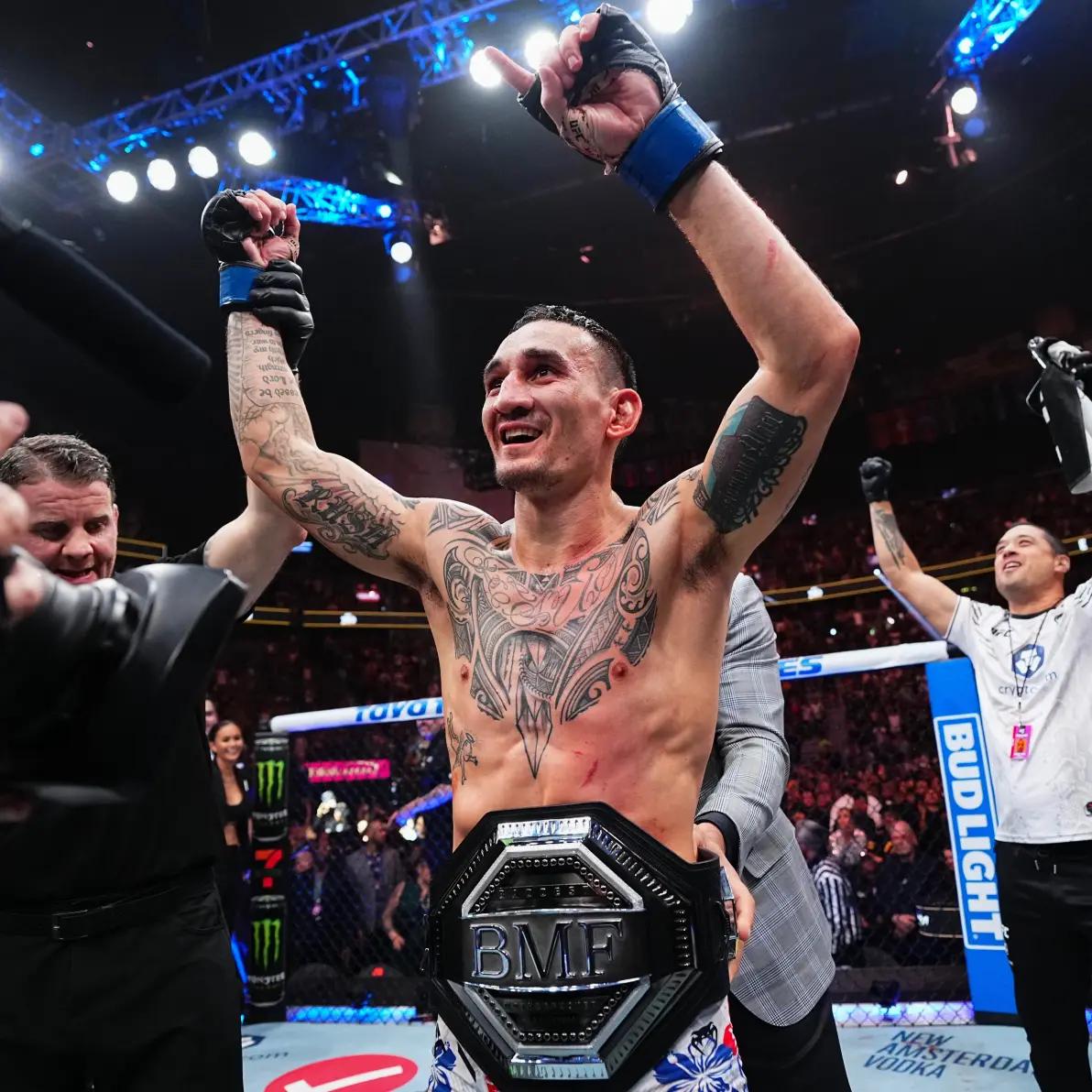 UFC370，比赛还剩最后10秒。天佑已经赢了，但他没有后退，而是走向八角笼中央