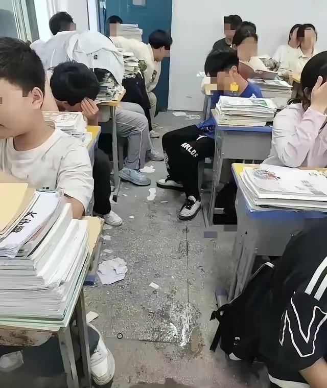 家长草木皆兵，教师如履薄冰，这大概就是当下家长与教师的现状。
   如今少数家长