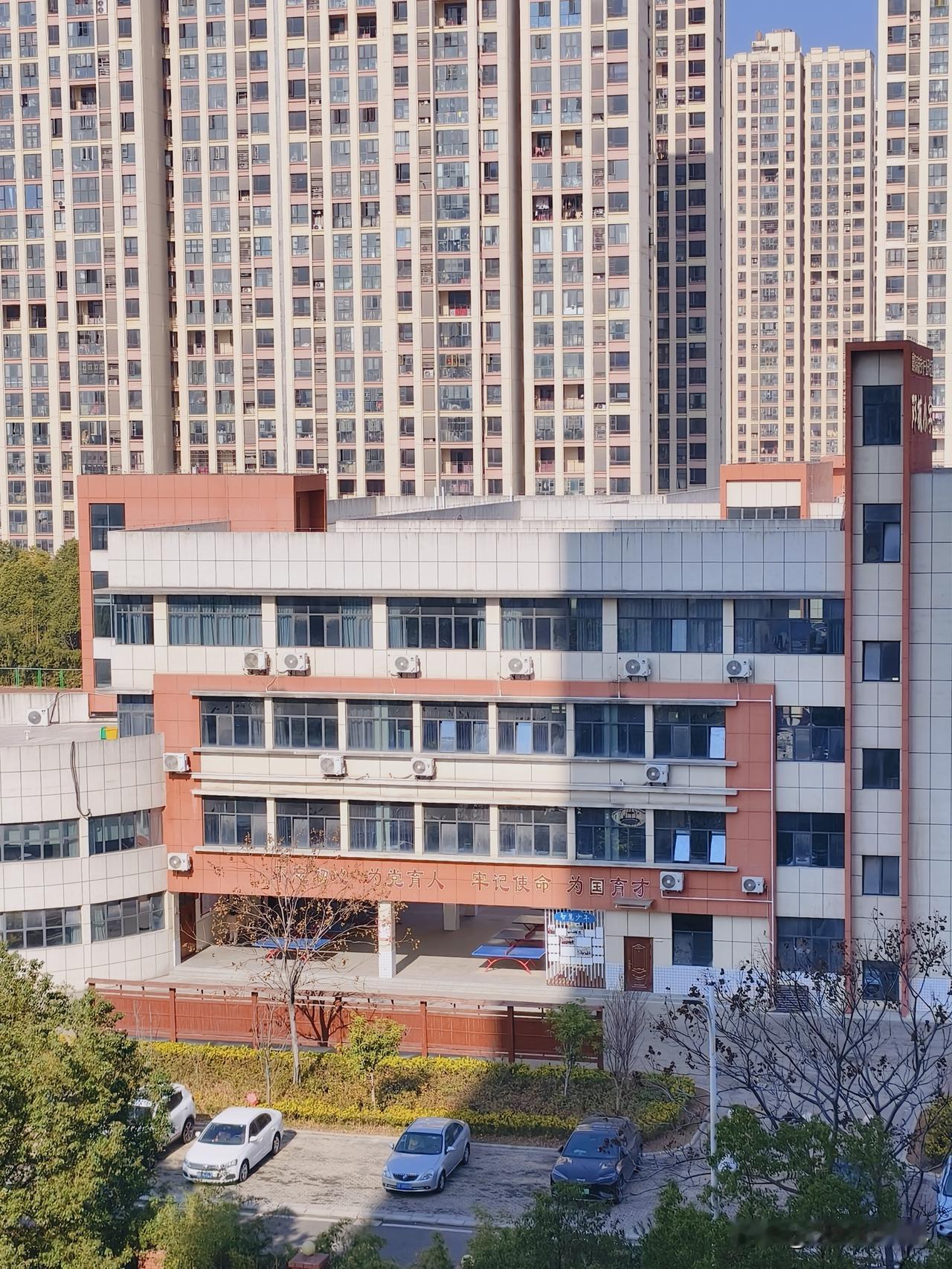 襄阳家长必看！紧急停课2天
 
刚刚，市教育局及各区教育局正式发布《关于应对极端