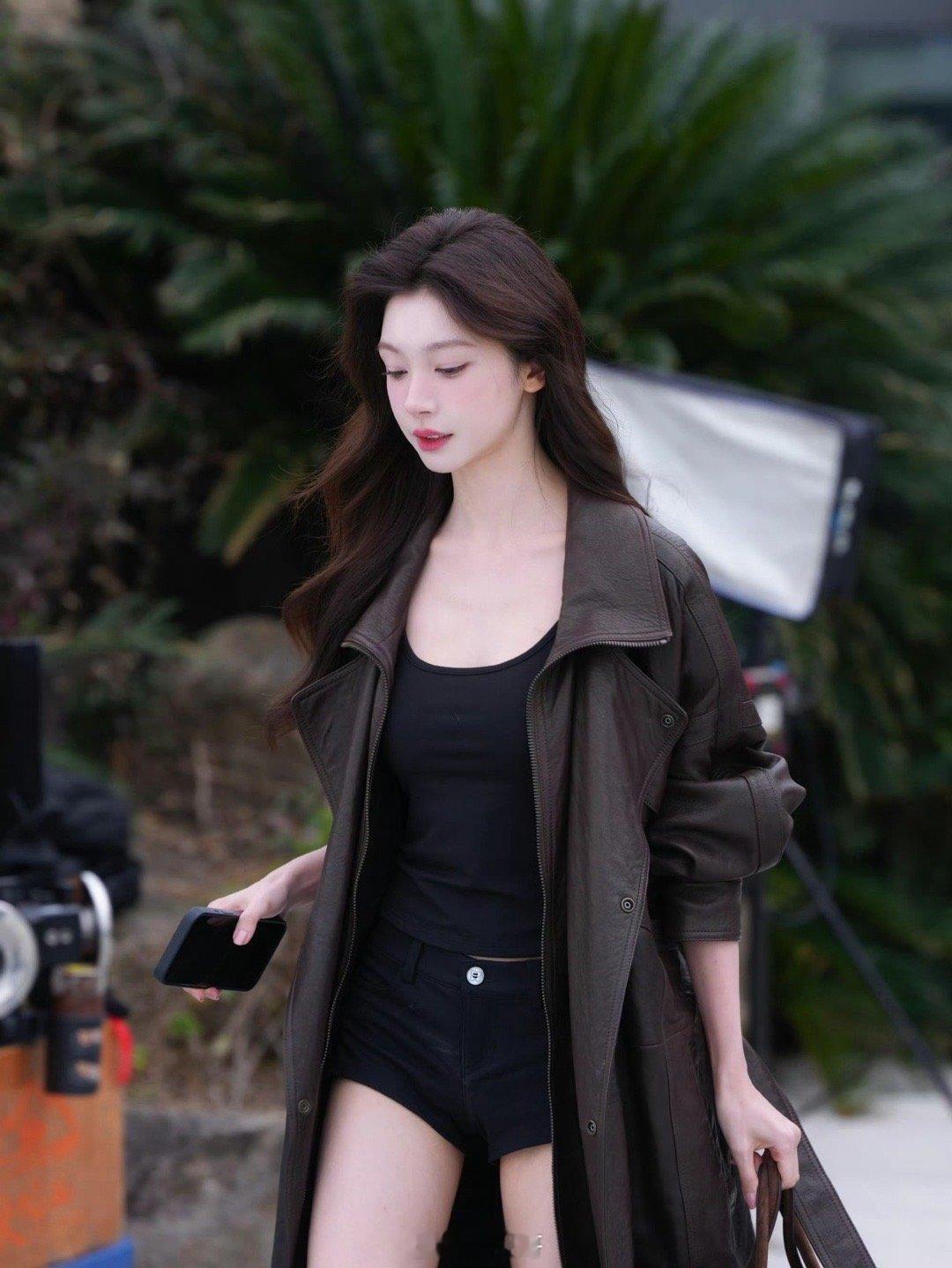 请把易梦玲是腿神打在公屏上！易梦玲是事业情场双得意了，和胡彦斌的恋情曝光后。新剧