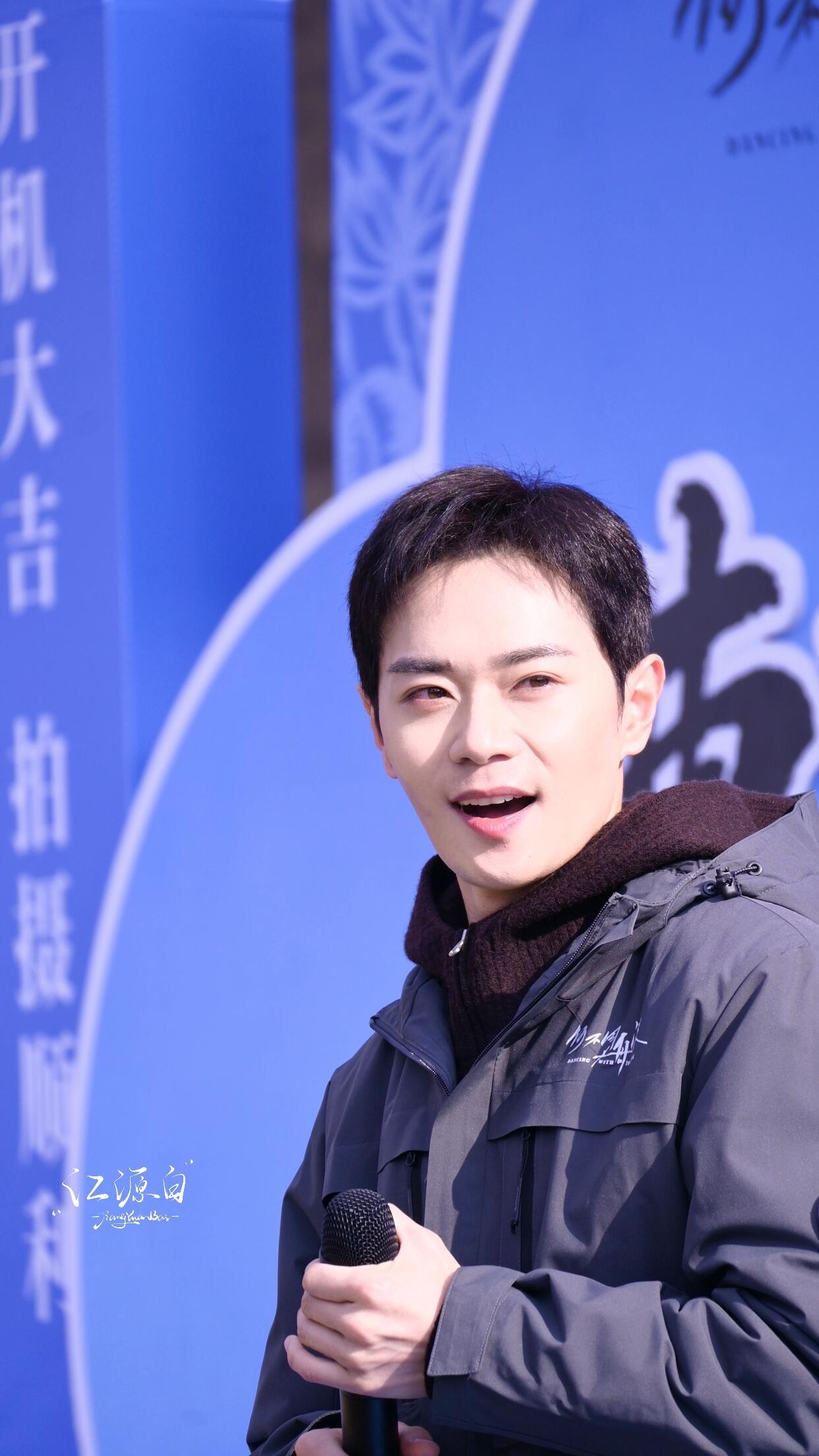 这和直接扑曹骏怀里有什么区别曹骏粉丝是懂捕捉浪漫的！抱花互动的镜头精准对准胸膛，