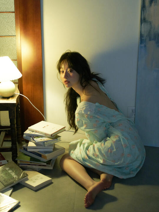 “她的眼神里藏着未说完的话”