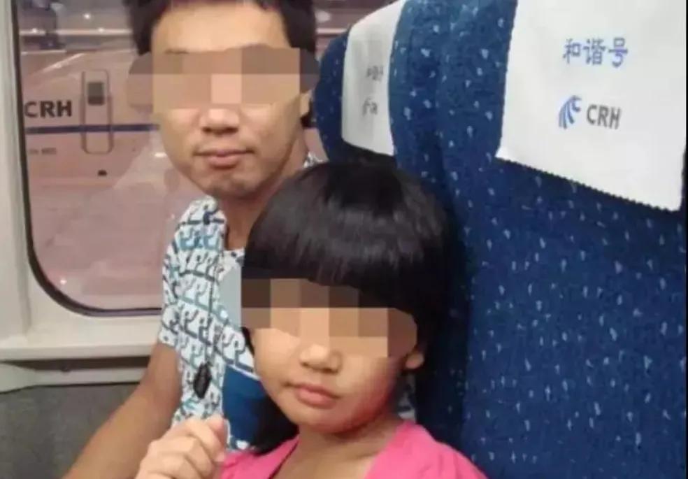 “简直禽兽不如！” 2021年， 一男子在高铁上抱着女儿一起进厕所，过了好长时间
