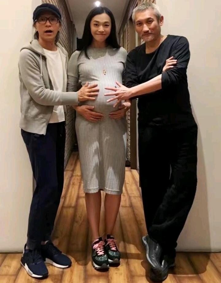 这是姚晨怀女儿小茉莉时，为《西游伏妖篇》配音，和周星驰、徐克拍下这张合影。孕期的