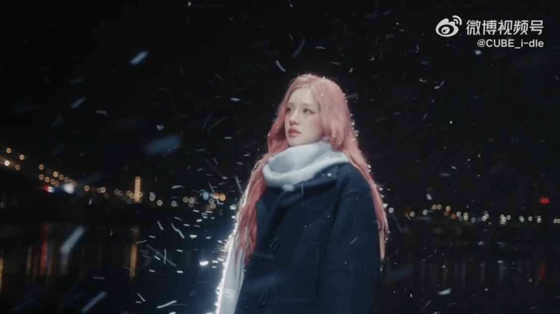 宋雨琦有千禧年韩剧女主那味了 宋雨琦的妆容似一缕轻柔的月光，干净纯粹得没有一丝杂