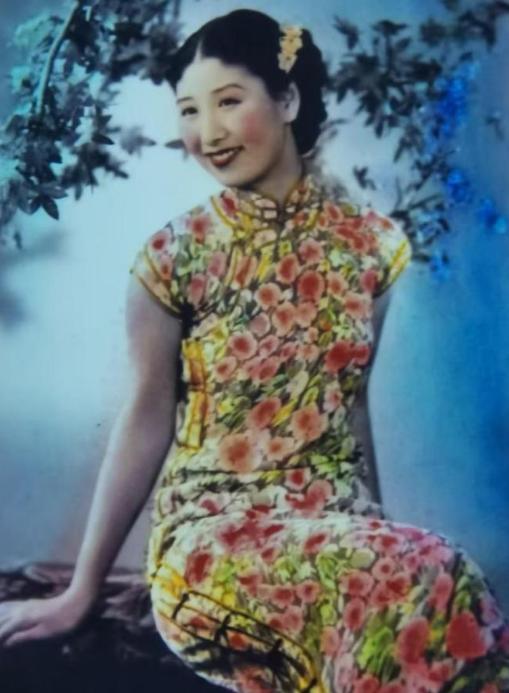1940年，上海郊外的一片荒地，一个穿着金红色羊毛衫、外披马皮大衣的姑娘被推下汽