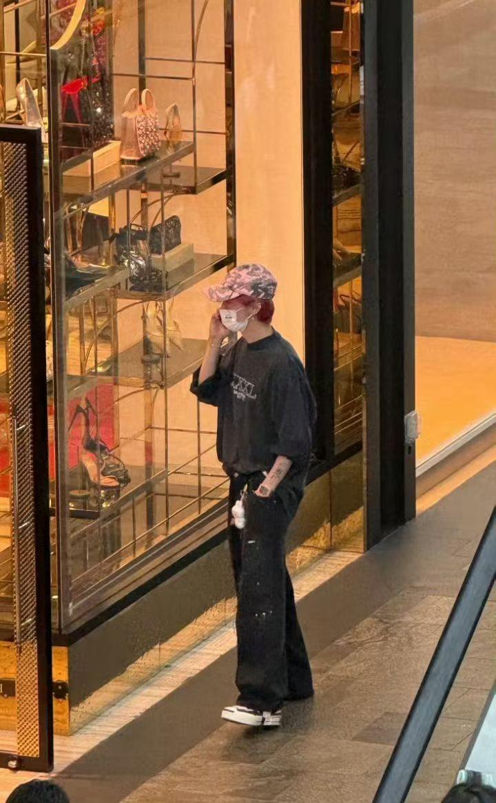 有人知道这个帅哥是谁吗。