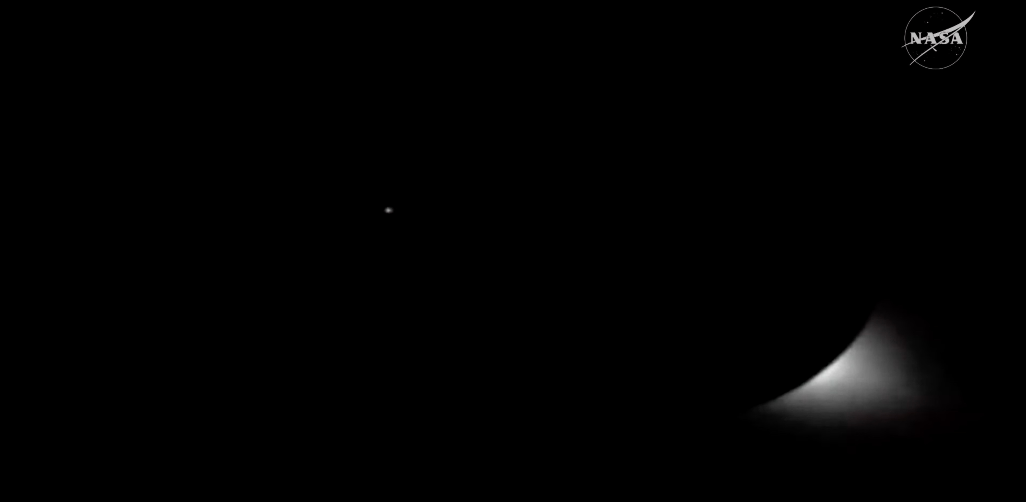 目前，猎户座飞船正飞行在月球背面，从他们的视角来看，太阳完全被遮蔽。在此期间，他