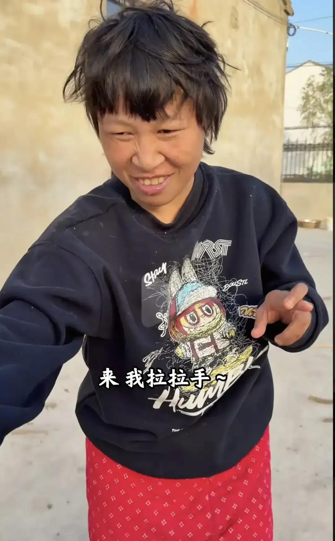 亮哥给梦秋刷牙的视频我刷到第三次才划走。
凌晨两点他拿儿童牙刷蹲床边，挤牙膏前还