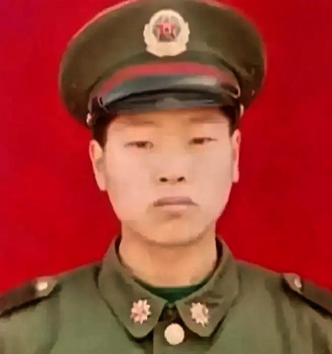 1995年，退伍老兵等不来安置，南下蹬三轮23年，47岁在镇政府散步，竟在公告栏