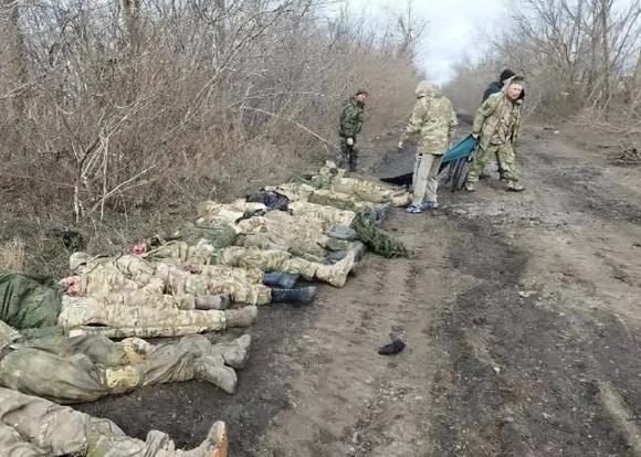 红军城战场清理开始！俄军遗体回收队发现惊人比例，乌军阵亡者中外国面孔超三成，个别