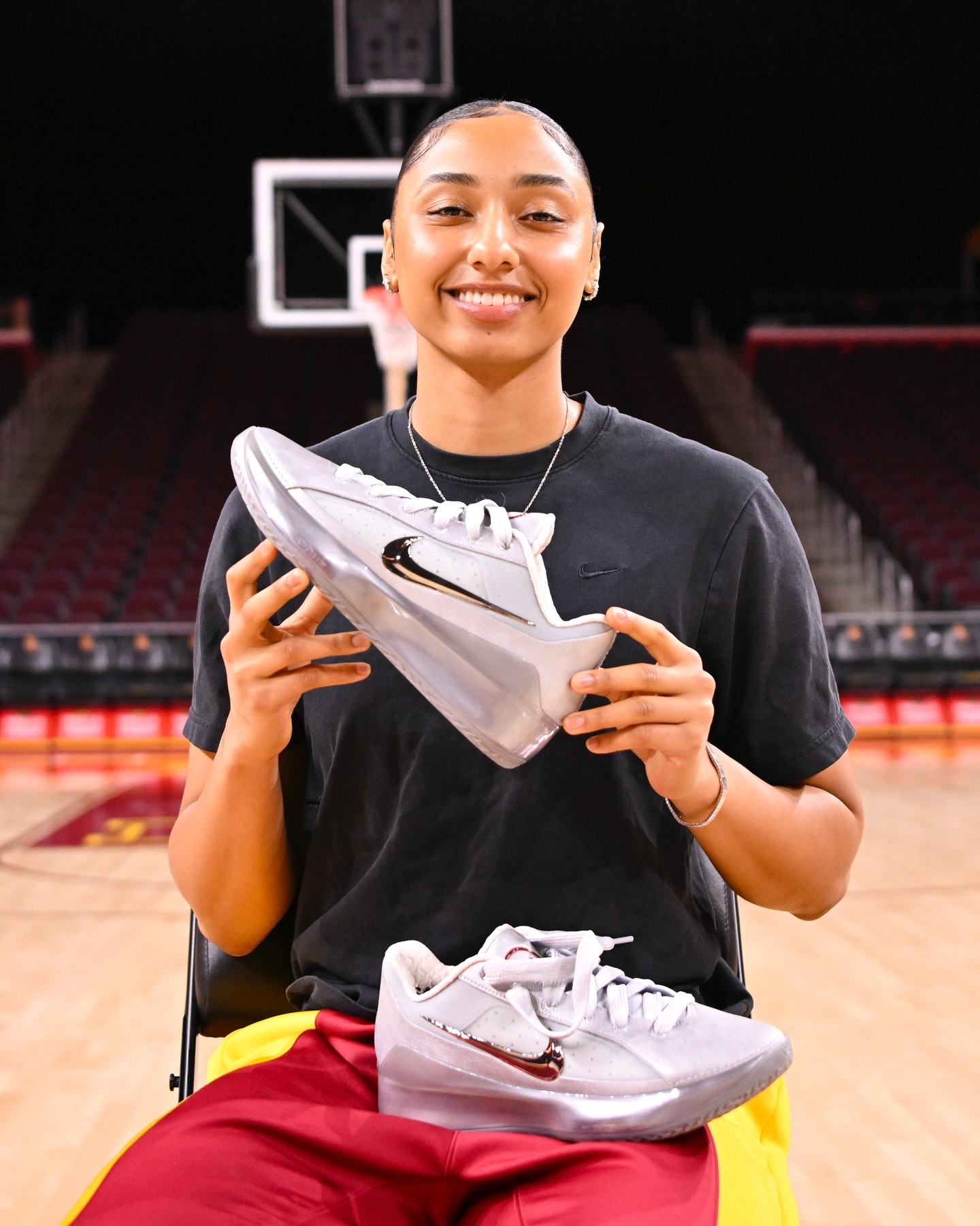 USC 女篮近日在社交媒体上晒出了本赛季球队收到的 Nike 赞助鞋款，谁看了不