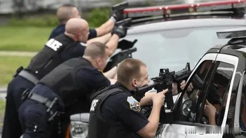 枪响无赢家：美国枪支乱象下的执法困局
 
美国街头，又一次响起密集的枪声。一名男