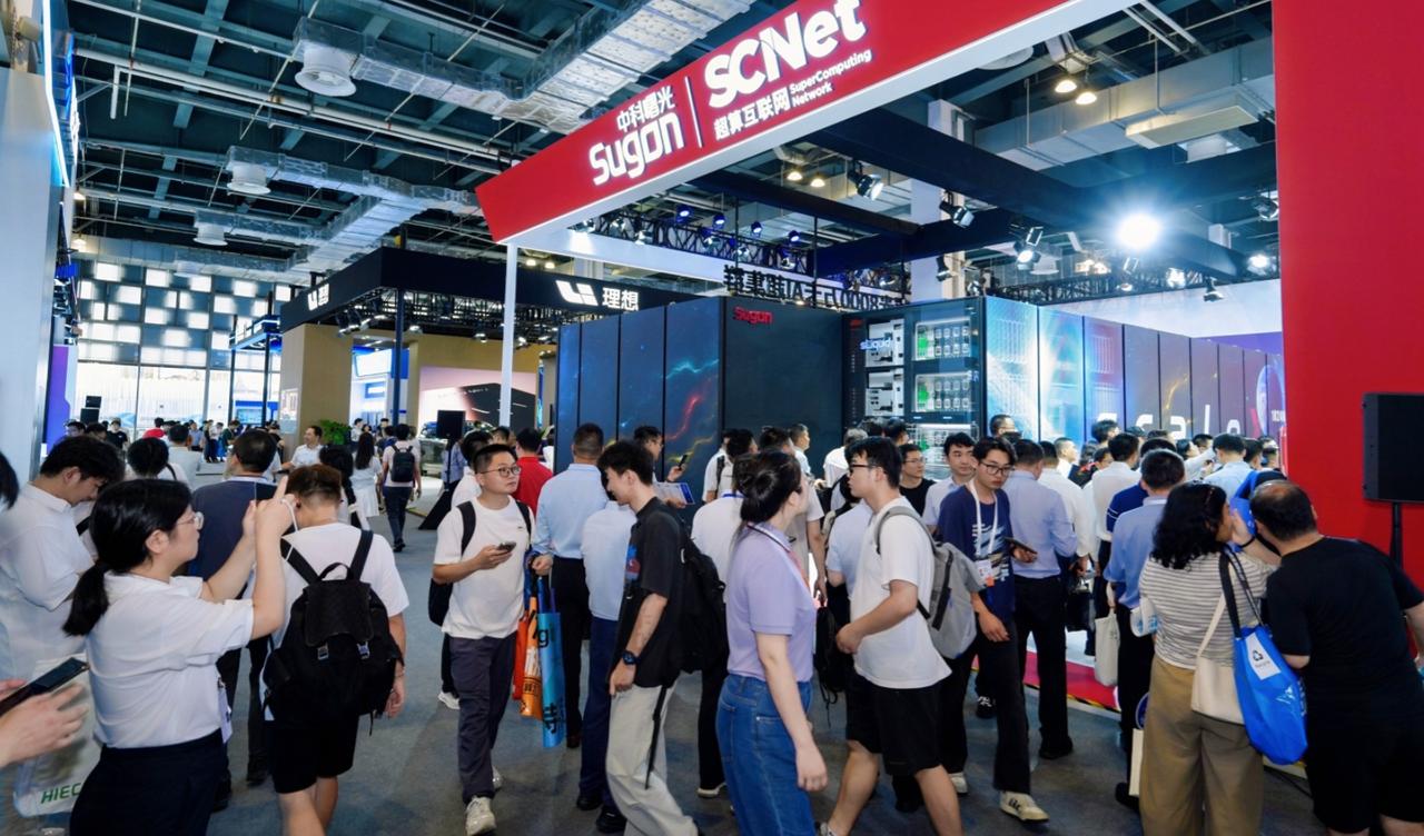 展台挤爆，曙光8000到底香在哪？
 
今天去WAIC跑到世博馆H2馆转了一圈，