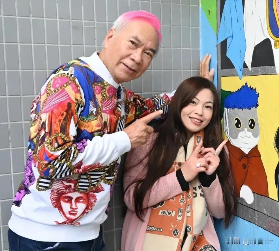 74岁李龙基接女友出狱老泪纵横，捧玫瑰花大喊老婆，小36岁王青霞情绪激动