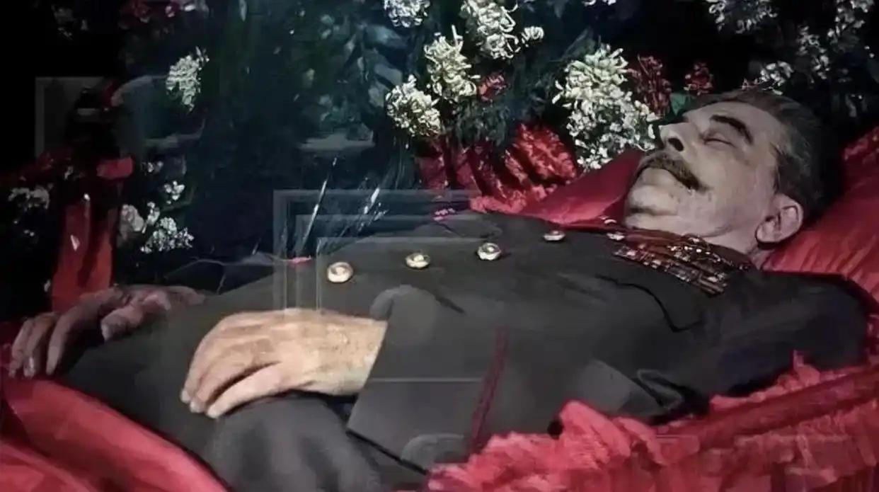 1961年，斯大林坟墓被挖开，军官们将其从水晶棺中抬了出来，亲手剪掉他军服上所有