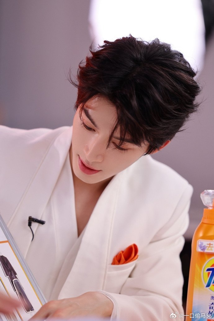 王星越走哪儿都带着保温杯王星越这皮衣保温杯造型，这是要向老干部转型的节奏么！咱就