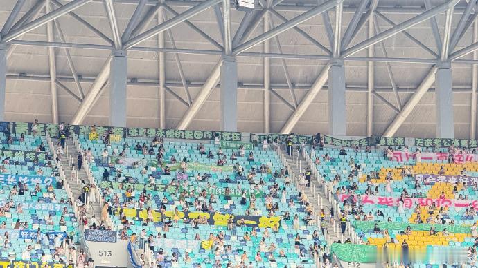 张真源粉丝长灯牌应援张真源绿海灯牌连成长线，爱意延绵不绝，张真源值得这份独一份的