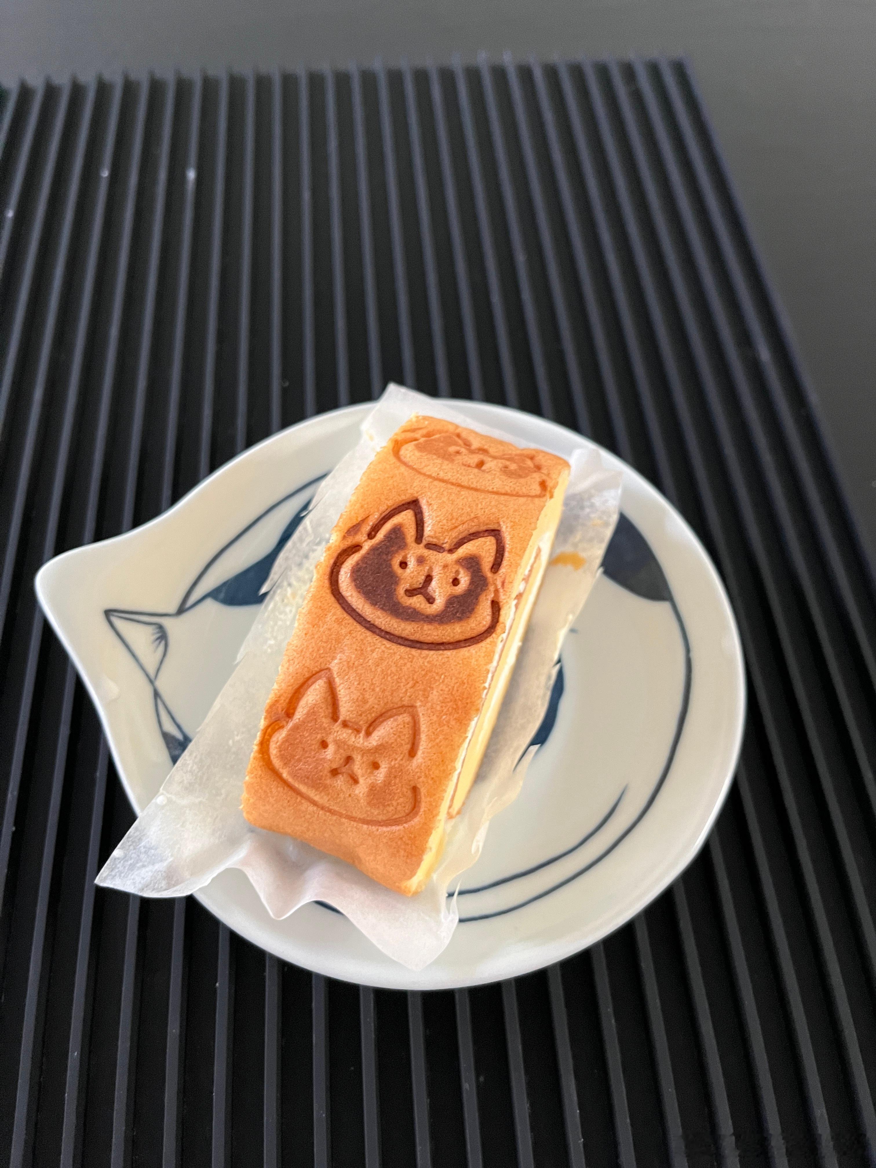 早上好！早餐是昨晚做的瑞士卷。想烫个印，但明明买的是猫咪烙铁，怎么烫出来是小浣熊
