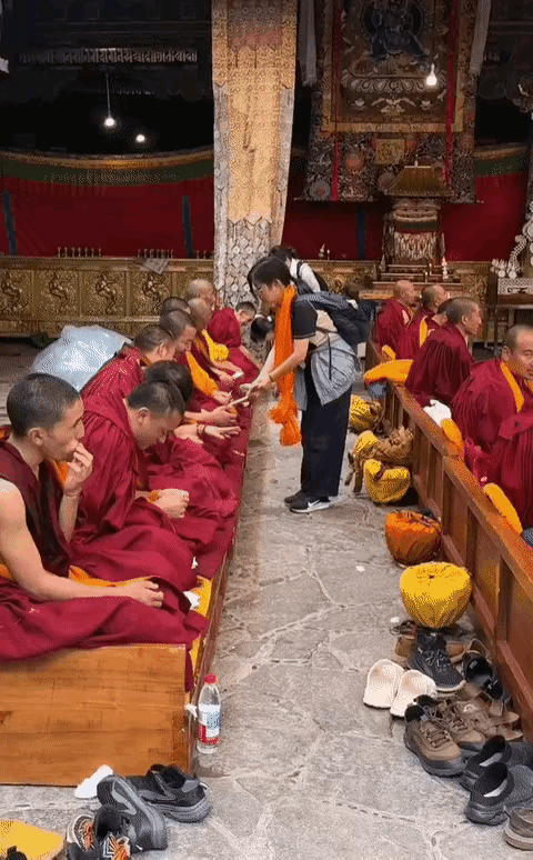 唉，你是全身心的信佛，为佛散家财，
可是在发给他们财的时候，他们却连头不抬一下。
