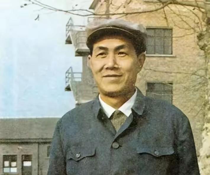 王铎：此人据说讲蒋介石绝了。我却不这么认为，不像不说，还太装了。