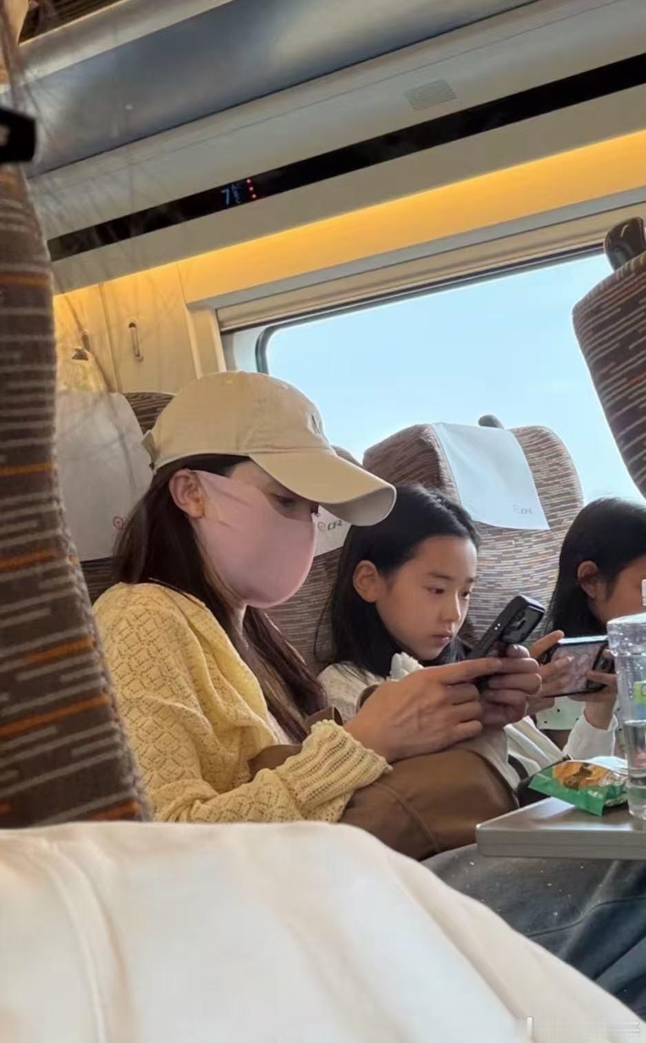 路人高铁上偶遇小酒窝和妈妈 路人高铁上偶遇小酒窝和妈妈！高铁上偶遇董璇小酒窝